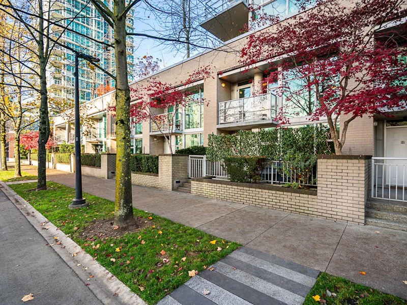 TH6 - 168 E Esplanade Street, North Vancouver BC V7L 4X8