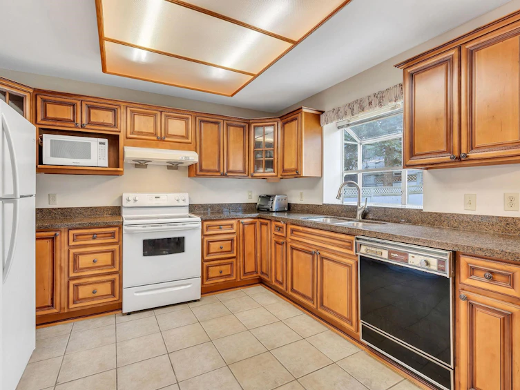 1921 155 Street, Surrey, BC, V4A 7M9 - 7
