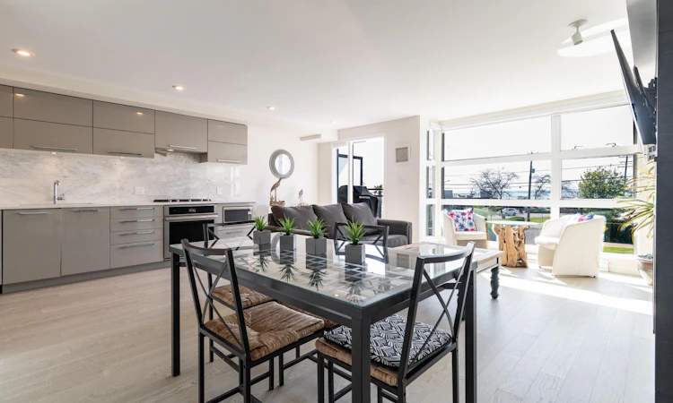 203-1160 Oxford Street