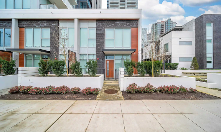 TH17-13428 105 Ave