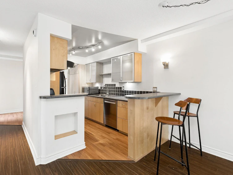 203-330 E 1st Street, North Vancouver, BC, V7L 1B5 - 6