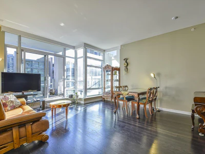 310-1616 Columbia Street - 2
