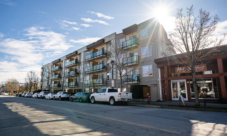 309-20460 Douglas Crescent
