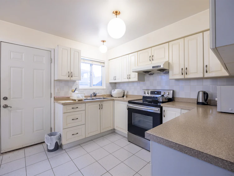 675 Duncan Avenue, Burnaby, BC, V5B 4M1 - 10