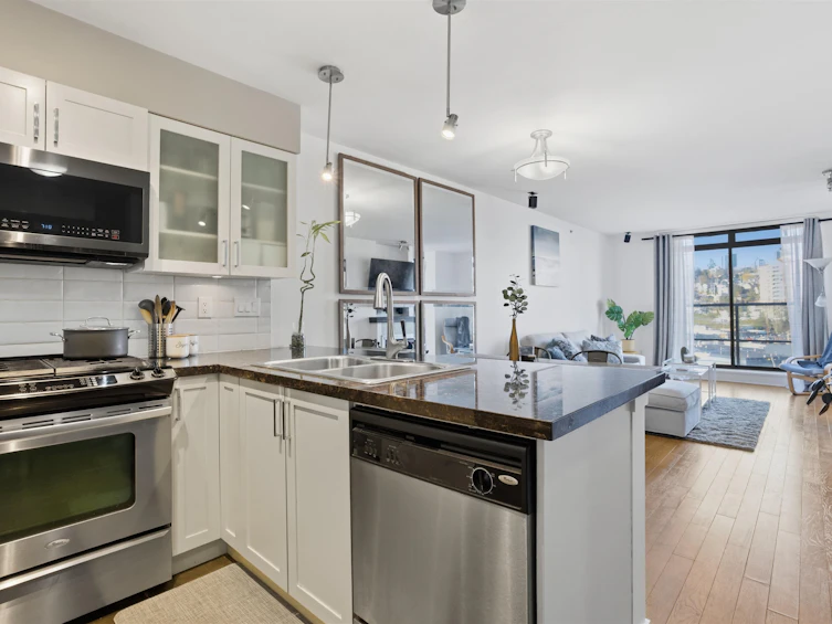 808-1 Renaissance Square, New Westminster, BC, V3M 0B6 - 7