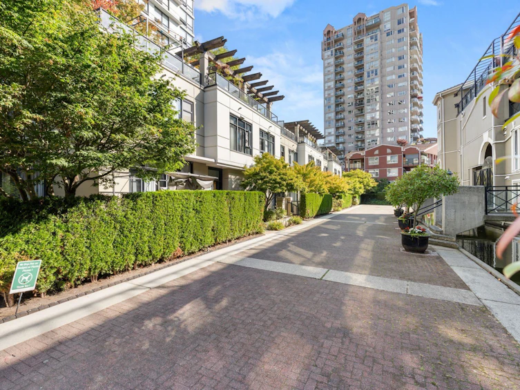808-1 Renaissance Square, New Westminster, BC, V3M 0B6 - 25