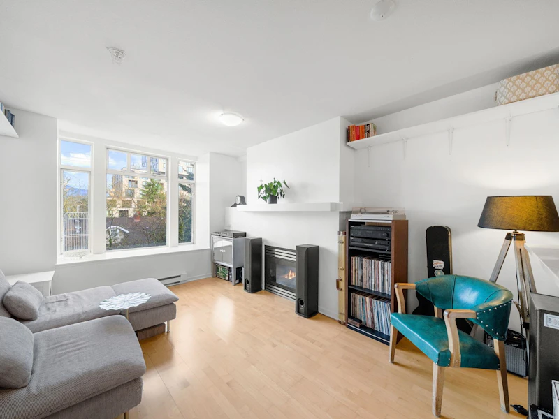 301 - 3727 W 10th Avenue, Vancouver BC V6R 2G5