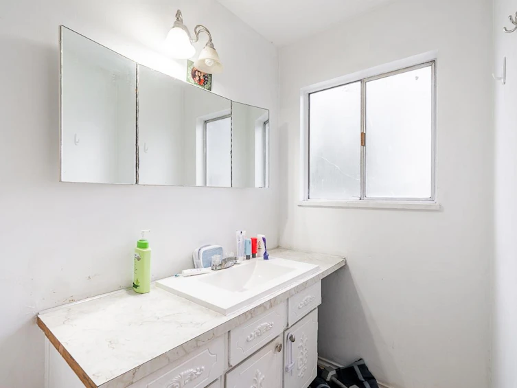 15058 Robin Crescent, Surrey, BC, V3R 4X8 - 15