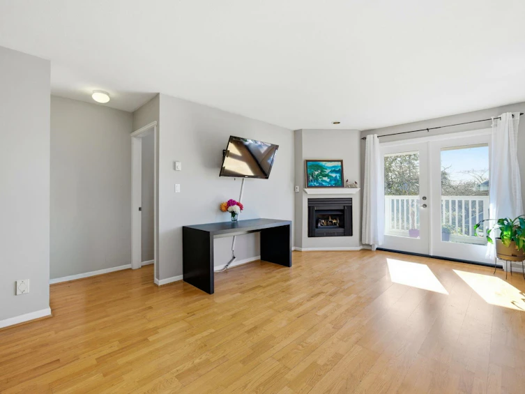 203-1538 Bowser Avenue, North Vancouver, BC, V7P 2Y3 - 2