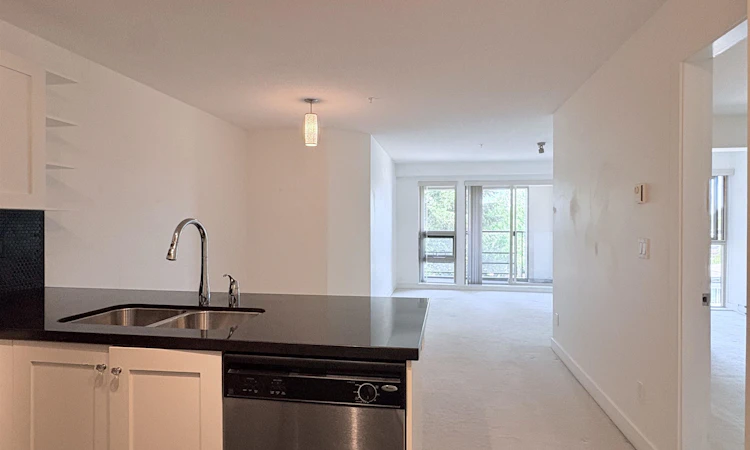305-4550 Fraser Street