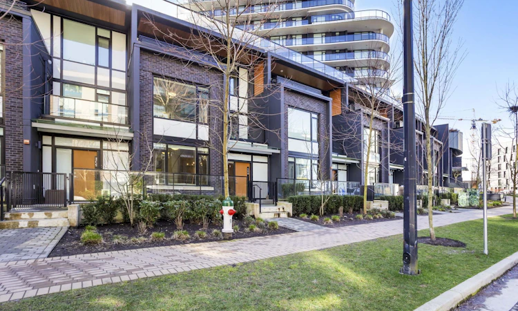 108-8761 University Crescent
