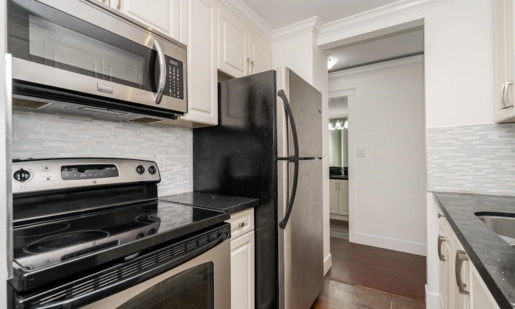 8-1850 E Southmere Crescent