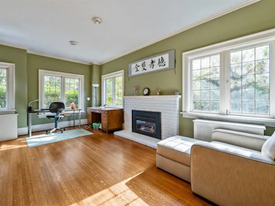 3737 Pine Crescent - 3
