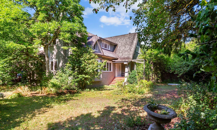 3737 Pine Crescent