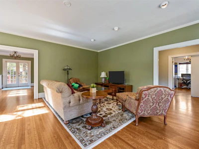 3737 Pine Crescent - 2