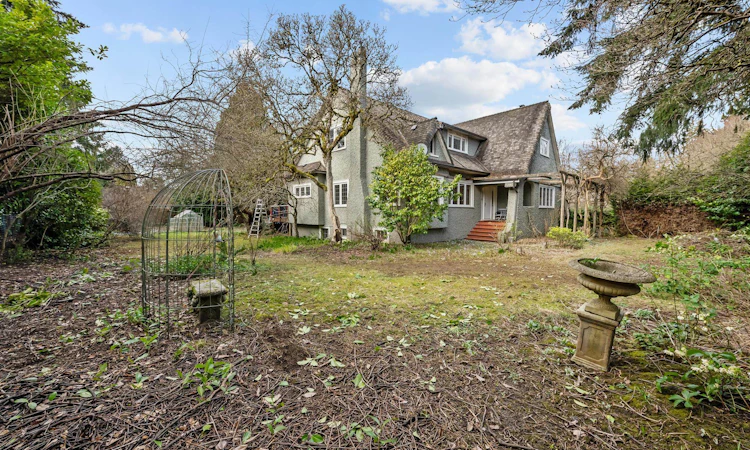 3737 Pine Crescent