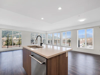 511-1365 Pemberton Avenue - 5