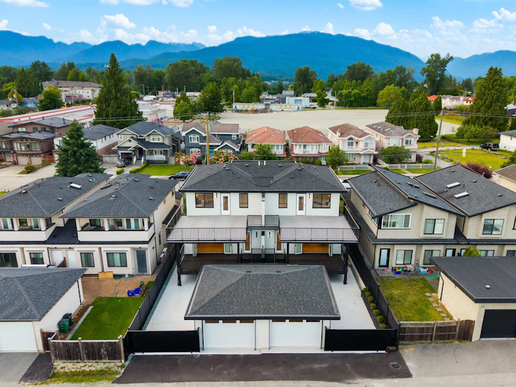 6916 Union Street, Burnaby, BC, V5B 1X5 - 5