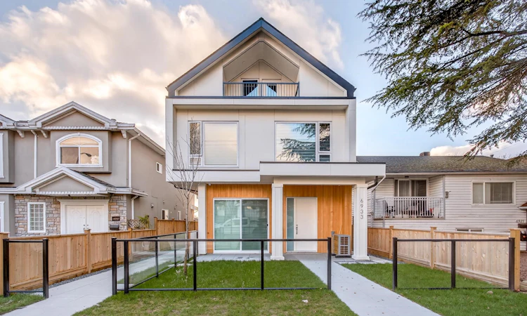 2-6933 Prince Edward Street