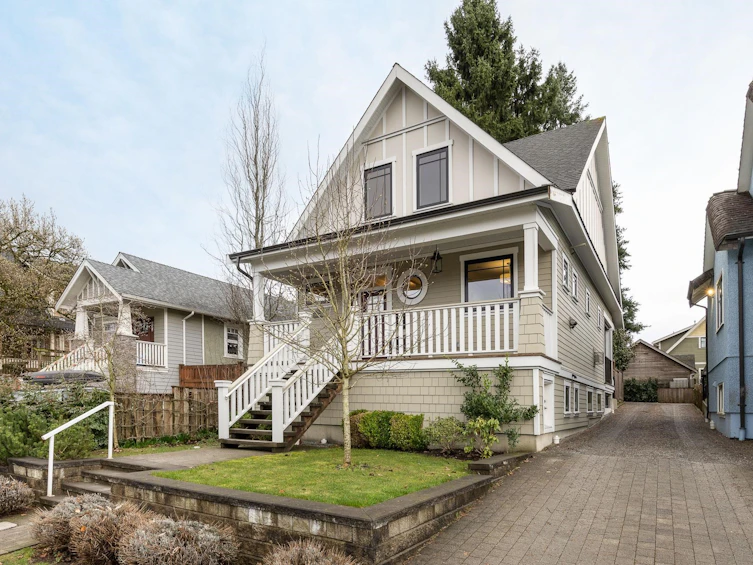 220 Sixth Avenue, New Westminster, BC, V3L 1T6