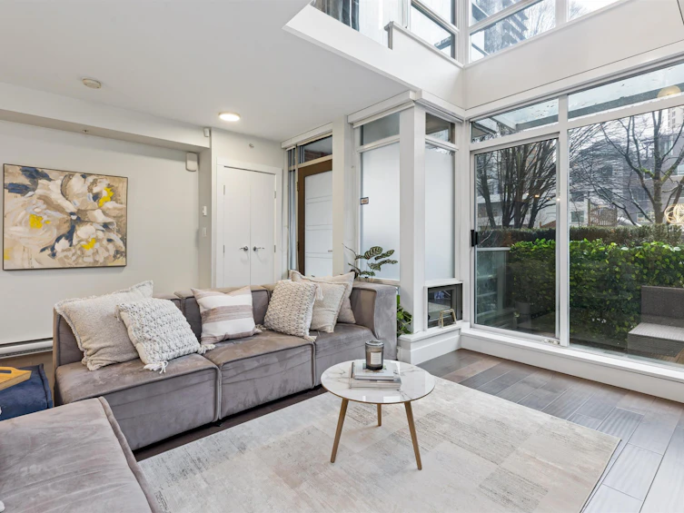 863 Richards Street, Vancouver, BC, V6B 3B4 - 3
