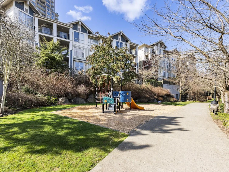 312-245 Ross Drive, New Westminster, BC, V3L 0B6 - 35