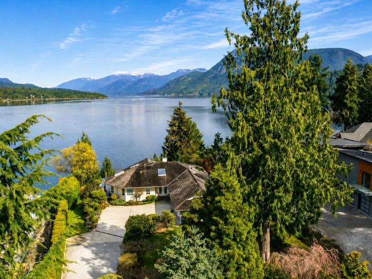 6484 N Gale Avenue, Sechelt, BC, V7Z 0L1 - 2