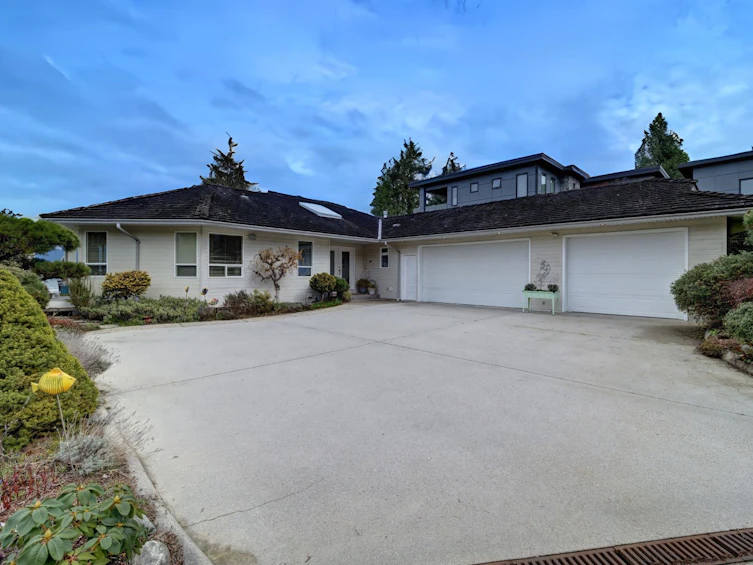 6484 N Gale Avenue, Sechelt, BC, V7Z 0L1 - 2