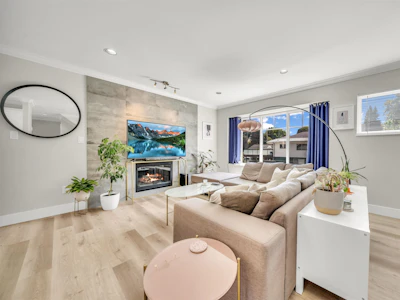 1089 E King Edward Avenue - 5