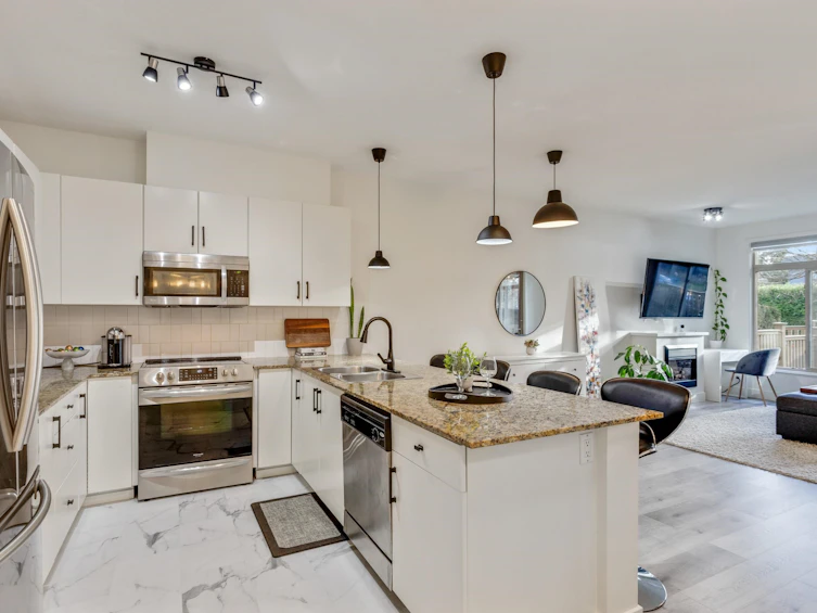 102-15385 101a Avenue, Surrey, BC, V3R 0B4 - 2