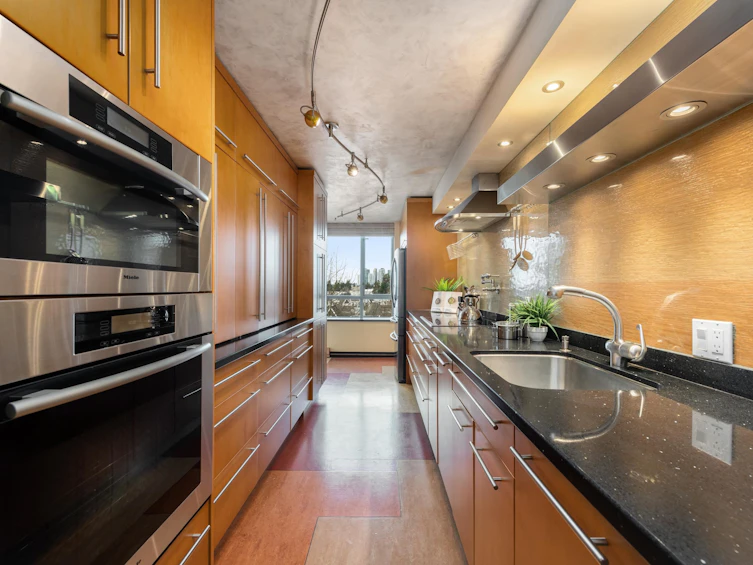 601-6622 Southoaks Crescent, Burnaby, BC, V5E 4K2 - 2