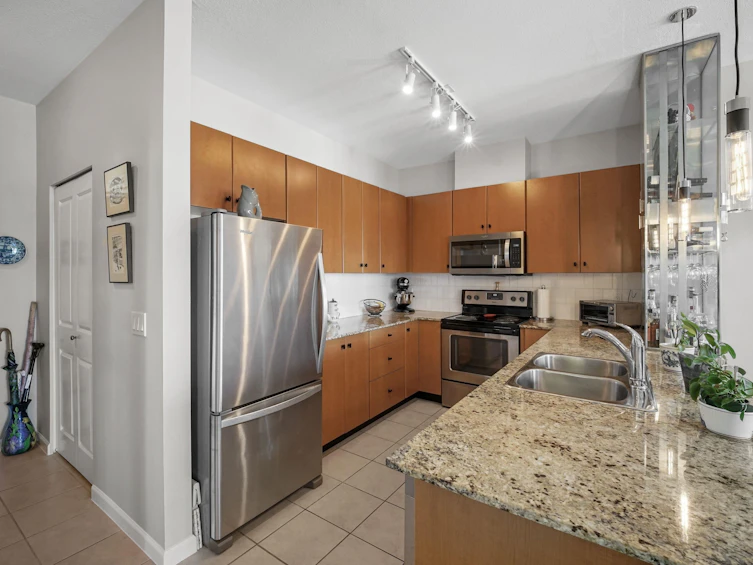 417-15385 101a Avenue, Surrey, BC, V3R 0B4 - 11