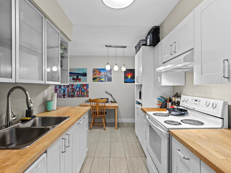112 - 9847 Manchester Drive, Burnaby BC V3N 4P4