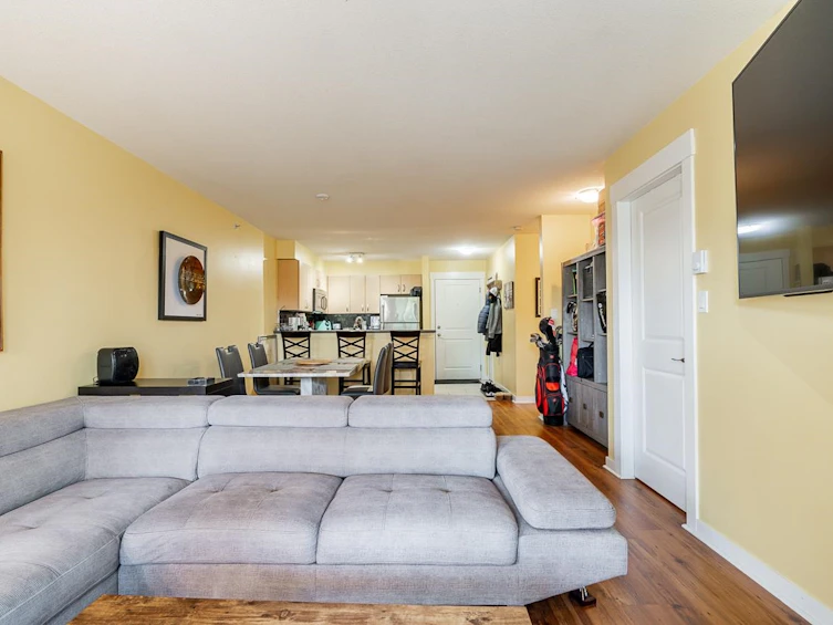 412-20750 Duncan Way, Langley, BC, V3A 9J6 - 3