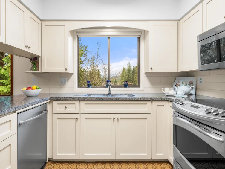 4877 Cedarcrest Avenue, North Vancouver, BC, V7R 3R6 - 12