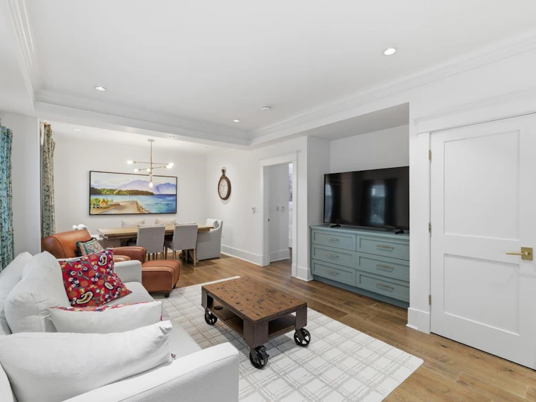 3176 Burrard Street, Vancouver, BC, V6J 2L9 - 3