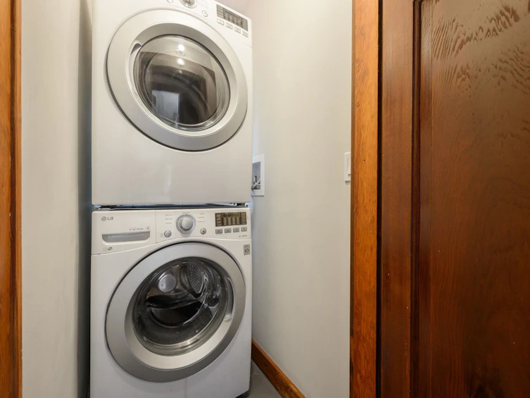 2834 E Georgia Street, Vancouver, BC, V5K 2K4 - 27
