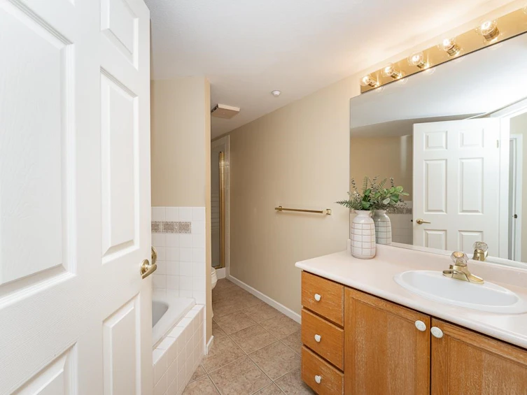 37-323 Governors Court, New Westminster, BC, V3L 5S6 - 18