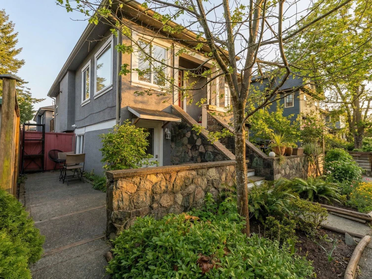 2156 E Pender Street, Vancouver, BC, V5L 1X2 - 2
