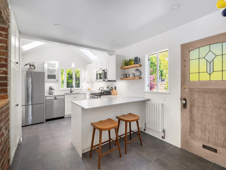 3841 Lonsdale Avenue, North Vancouver, BC, V7N 3K8 - 2