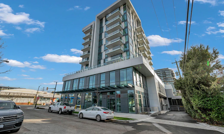 304-8415 Granville Street