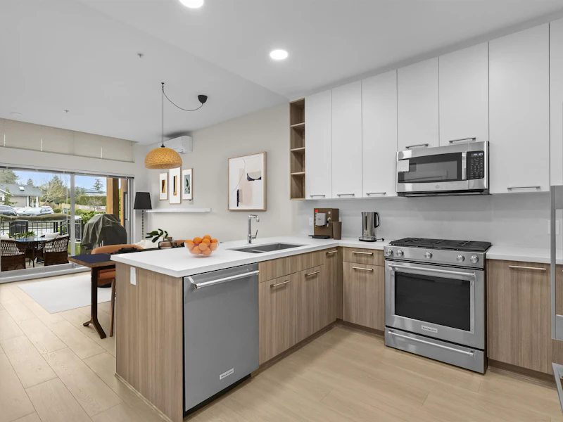 102 - 14022 North Bluff Road, Surrey BC