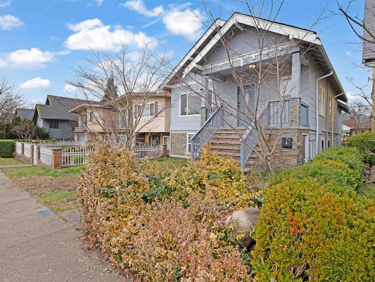 2675 Dundas Street, Vancouver, BC, V5K 1R1 - 2