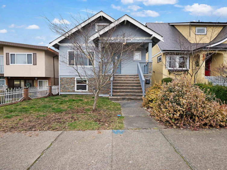 2675 Dundas Street, Vancouver, BC, V5K 1R1