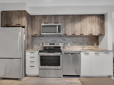 305-38013 Third Avenue - 3