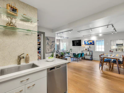 302-3461 Curle Avenue - 4