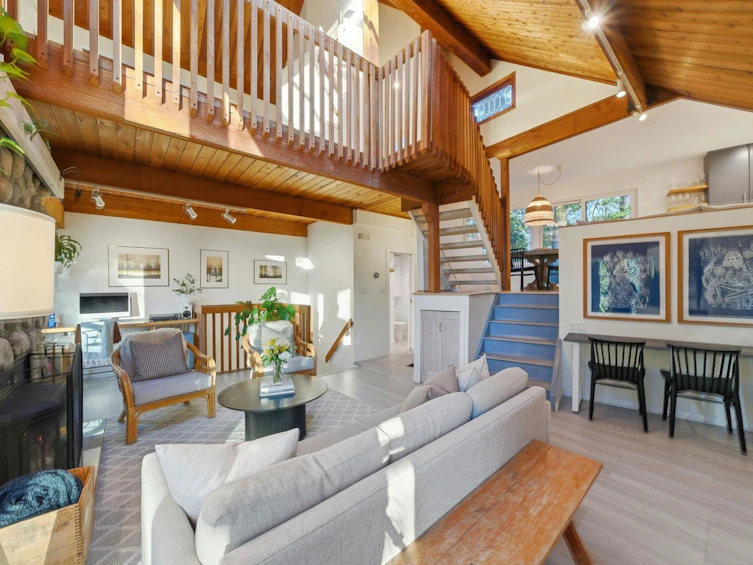 1616 Roxbury Road, North Vancouver, BC, V7G 2B2 - 3