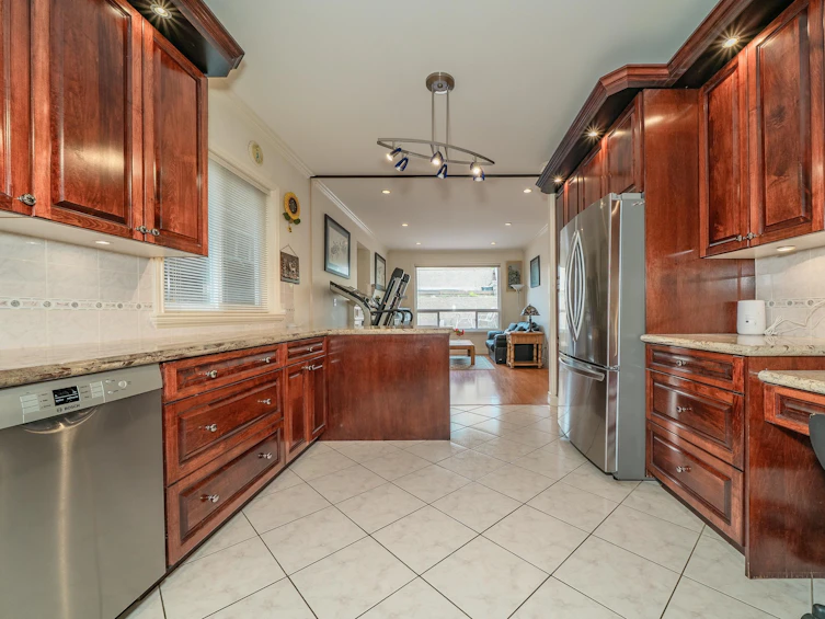 8015 11th Avenue, Burnaby, BC, V3N 2N8 - 18