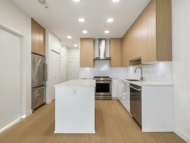 215-5460 Broadway, Burnaby, BC, V5B 0B4 - 5