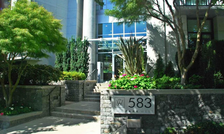 301-583 Beach Crescent